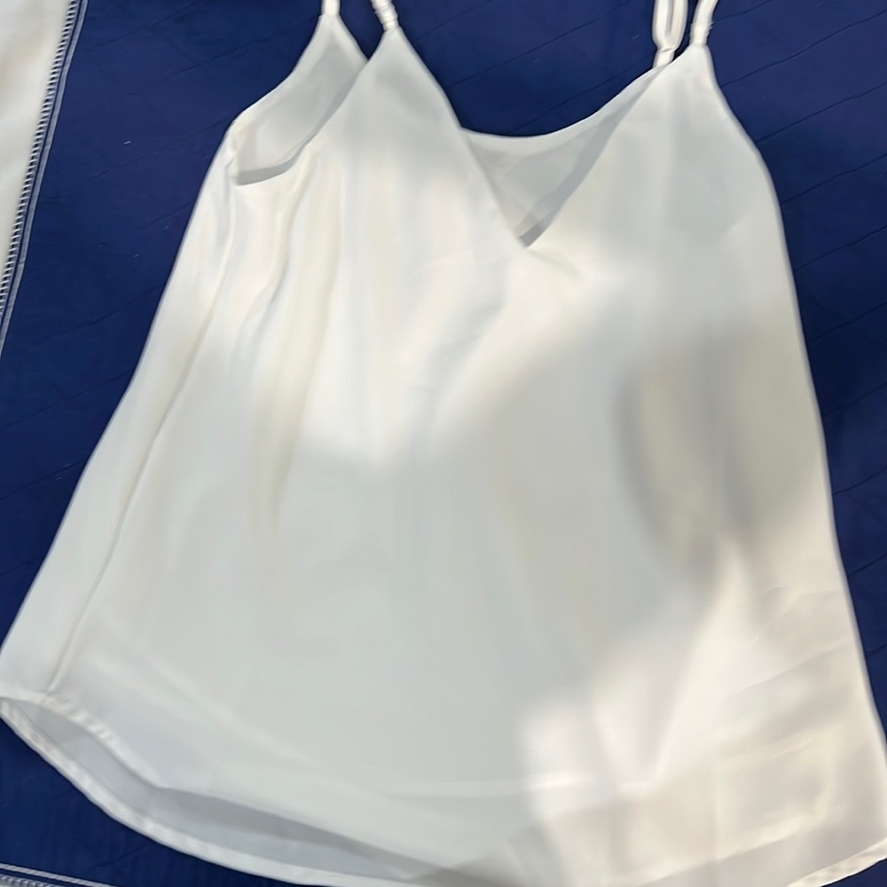 White v neck crepe top